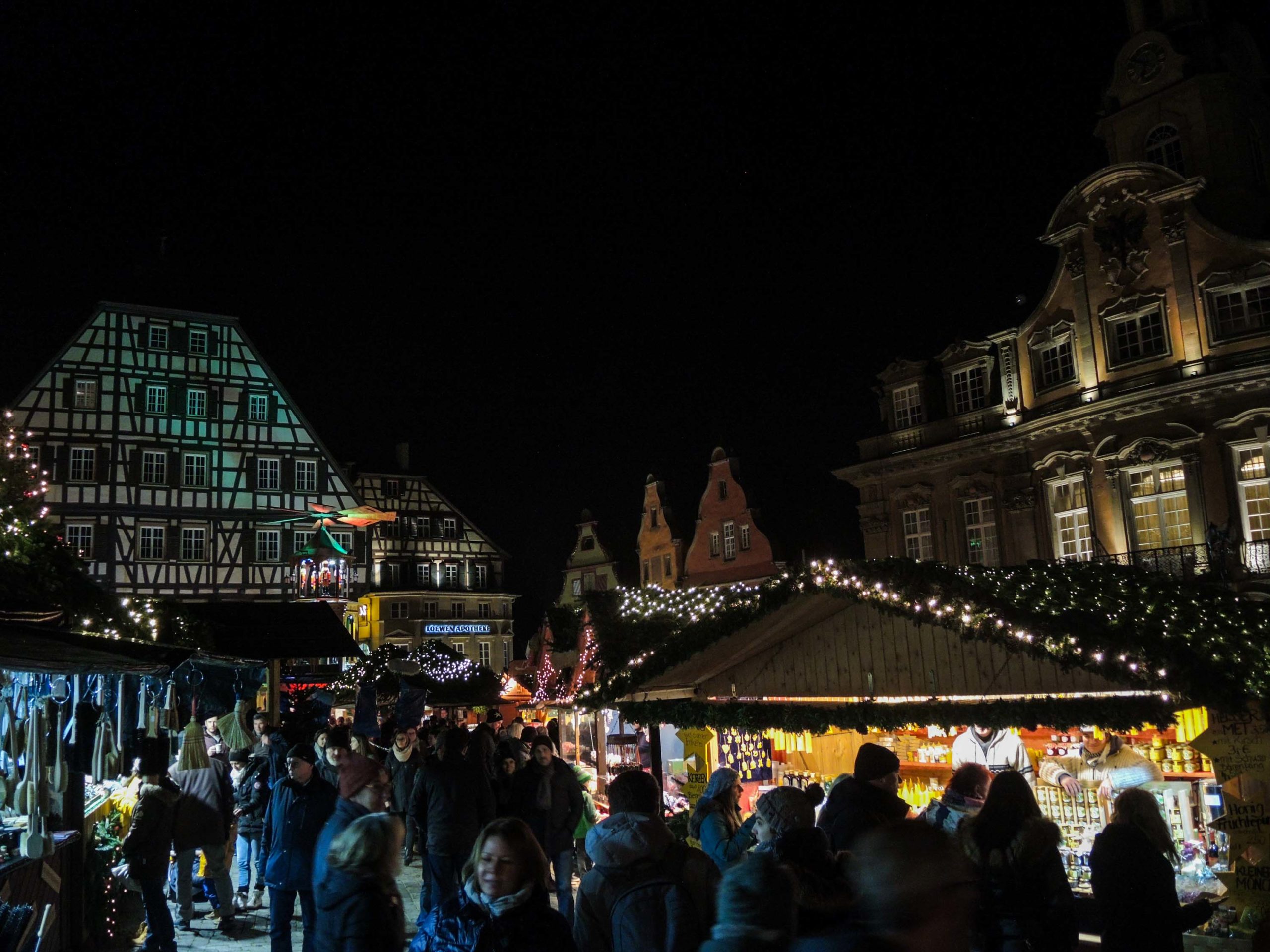 Weihnachtsmarkt-auf-dem-Marktplatz-Schwbaebisch-Hall